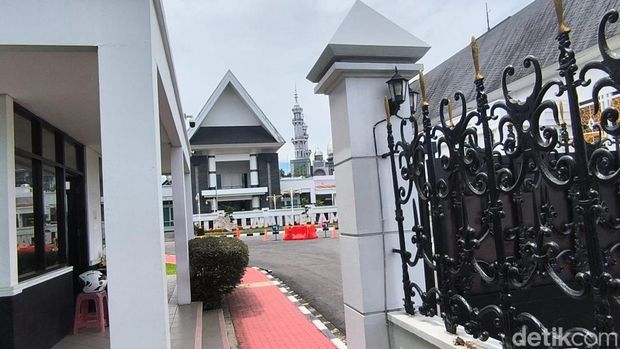 Lamin Etam, rumah dinas Gubernur Kaltim yang tengah disorot anggaran perbaikannya senilai Rp 25 miliar. (Riani Rahayu/detikKalimantan) Lamin Etam, rumah dinas Gubernur Kaltim yang tengah disorot anggaran perbaikannya senilai Rp 25 miliar. (Riani Rahayu/detikKalimantan)