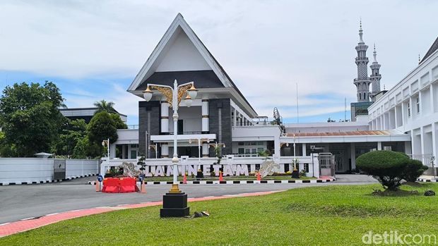 Lamin Etam, rumah dinas Gubernur Kaltim yang tengah disorot anggaran perbaikannya senilai Rp 25 miliar. (Riani Rahayu/detikKalimantan) Lamin Etam, rumah dinas Gubernur Kaltim yang tengah disorot anggaran perbaikannya senilai Rp 25 miliar. (Riani Rahayu/detikKalimantan)