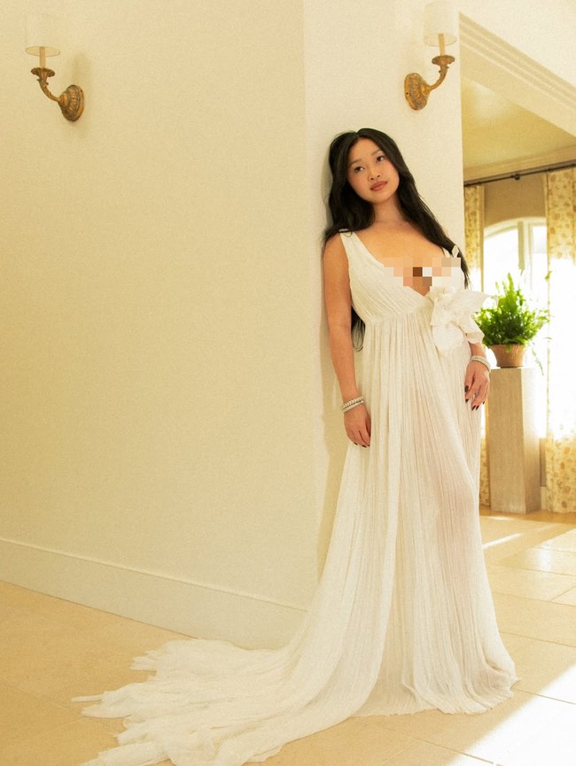 Lana Condor tampil berbalut gaun putih dari koleksi butik fashion dan bridal House of Gilles, saat menghadiri Fashion Trust U.S. Awards 2026 di Los Angeles, California, belum lama ini. Foto: Instagram/@lanacondor