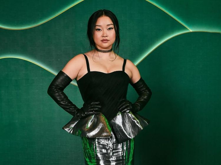 Potret Lana Condor Pakai Gaun Seksi Terbuka, Netizen Perdebatkan Gayanya