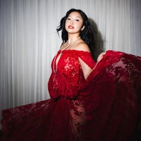 Ia kerap mengenakan gaun yang memperlihatkan bahu juga dada. Foto: Instagram/@lanacondor