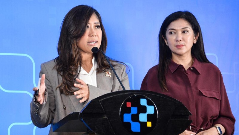 Menteri Komunikasi dan Digital Meutya Viada Hafid (tengah) didampingi Direktur Jenderal Pengawasan Ruang Digital Alexander Sabar (kiri) dan Direktur Jenderal Komunikasi Publik dan Media Fifi Aleyda Yahya (kanan) menyampaikan keterangan pers terkait penerapan PP Tunas di Jakarta, Kamis (9/4/2026). Kementerian Komunikasi dan Digital menjatuhkan sanksi kepada Google setelah platform YouTube belum mematuhi ketentuan dalam Peraturan Pemerintah (PP) Nomor 17 Tahun 2025 tentang Tata Kelola Penyelenggaraan Sistem Elektronik dalam Pelindungan Anak atau PP Tunas. ANTARA FOTO/Ahmad Naufal Oktavian