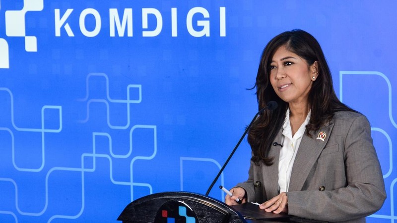 Menteri Komunikasi dan Digital Meutya Viada Hafid (tengah) didampingi Direktur Jenderal Pengawasan Ruang Digital Alexander Sabar (kiri) dan Direktur Jenderal Komunikasi Publik dan Media Fifi Aleyda Yahya (kanan) menyampaikan keterangan pers terkait penerapan PP Tunas di Jakarta, Kamis (9/4/2026). Kementerian Komunikasi dan Digital menjatuhkan sanksi kepada Google setelah platform YouTube belum mematuhi ketentuan dalam Peraturan Pemerintah (PP) Nomor 17 Tahun 2025 tentang Tata Kelola Penyelenggaraan Sistem Elektronik dalam Pelindungan Anak atau PP Tunas. ANTARA FOTO/Ahmad Naufal Oktavian