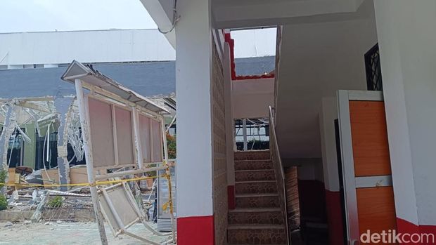 Ledakan memporak-porandakan lapangan padel di Kecamatan Gunung Putri, Kabupaten Bogor. Ledakan memporak-porandakan lapangan padel di Kecamatan Gunung Putri, Kabupaten Bogor, pada Kamis (8/4/2026) pagi.