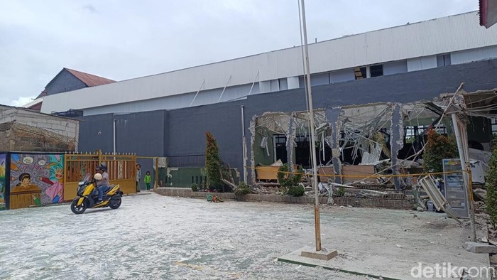 Ledakan memporak-porandakan lapangan padel di Kecamatan Gunung Putri, Kabupaten Bogor, pada Kamis (8/4/2026) pagi.