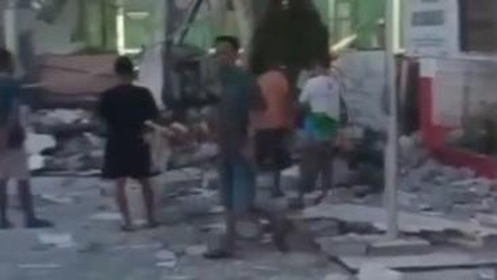 Ledakan terjadi di bangunan arena padel di Kecamatan Gunung Putri, Bogor, Jabar. Gedung SD dekat TKP ikut terdampak ledakan itu. (dok Istimewa)