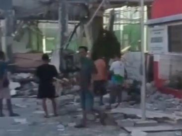Ledakan terjadi di bangunan arena padel di Kecamatan Gunungputri, Bogor, Jabar. Gedung SD dekat TKP ikut terdampak ledakan itu. (dok Istimewa)
