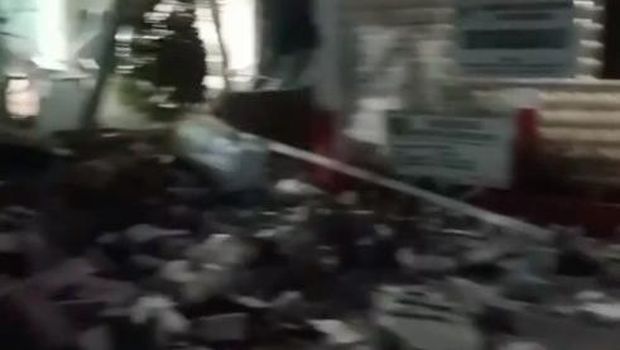 Ledakan terjadi di bangunan arena padel di Kecamatan Gunung Putri, Bogor, Jabar. Gedung SD dekat TKP ikut terdampak ledakan itu. (dok Istimewa)