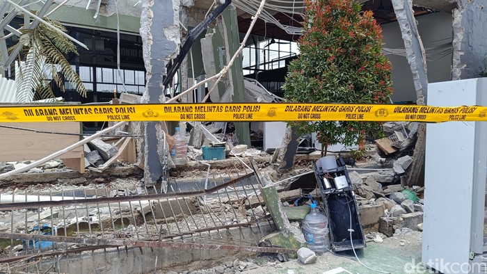 Ledakan terjadi di bangunan arena padel di Kecamatan Gunung Putri, Bogor, Jabar. Gedung SD dekat TKP ikut terdampak ledakan itu. (Rizky AM/detikcom)