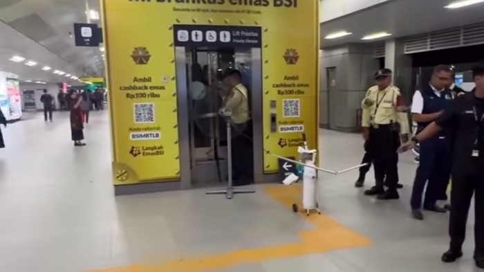Lift di Stasiun MRT Lebak Bulus sempat terdampak suplai listrik yang padam dan menyebabkan sejumlah orang terjebak di dalamnya. (dok Pribadi/IG @ijoeel)