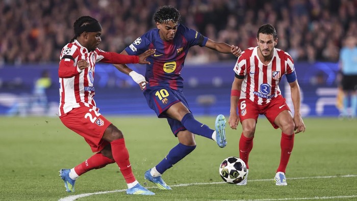 BARCELONA, SPAIN - APRIL 08: Lamine Yamal of FC Barcelona, Adeloma Lookman and Koke of Atletico de Madrid in action during the UEFA Champions League 2025/26 Quarter-finals First Leg match between FC Barcelona and Atletico de Madrid at Spotify Camp No
