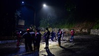 Petugas SAR gabungan berjaga di lokasi longsoran yang menutup akses jalan nasional di Cadas Pangeran, Kabupaten Sumedang, Jawa Barat, Rabu (8/4/2026). Foto: ANTARA FOTO/RAISAN AL FARISI