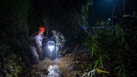 Petugas TNI dan Polri mengevakuasi pemotor yang terjebak longsoran di Cadas Pangeran, Kabupaten Sumedang, Jawa Barat, Rabu (8/4/2026). Foto: ANTARA FOTO/RAISAN AL FARISI