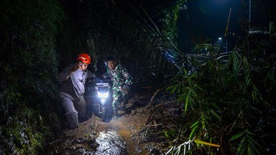 Tebing 30 Meter Longsor, Akses Cadas Pangeran Lumpuh