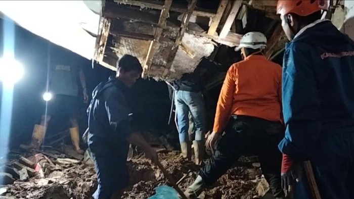 Longsor timbun rumah di Sumedang, Rabu (9/4/2026).