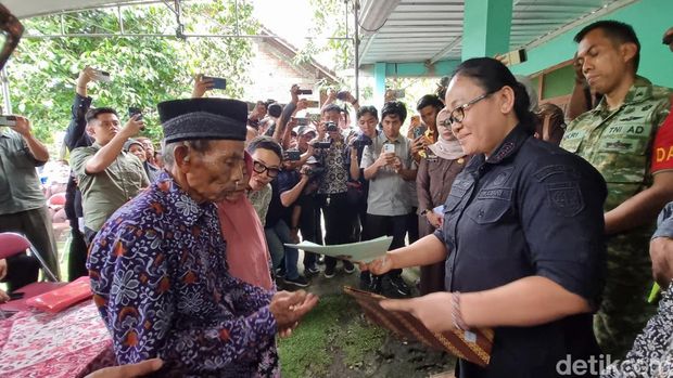 Mbah Tupon Mbah Tupon saat penyerahan dua sertifikat tanah.