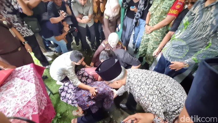 Mbah Tupon saat penyerahan dua sertifikat tanah.