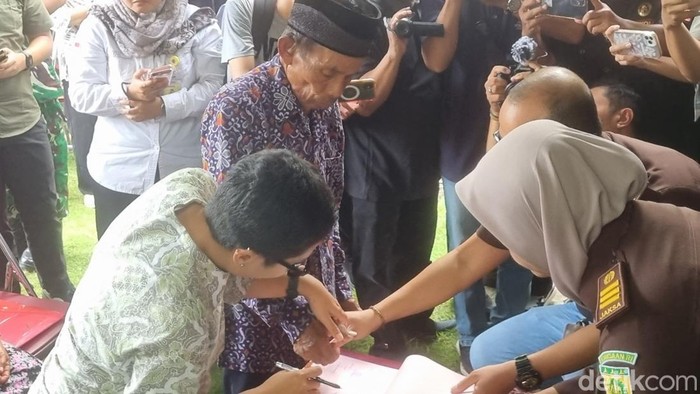 Mbah Tupon saat penyerahan dua sertifikat tanah.