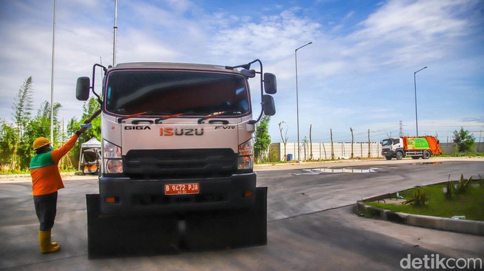 Petugas beraktivitas di fasilitas Refuse Derived Fuel (RDF) Rorotan, Jakarta Utara, Kamis (9/4/2026).