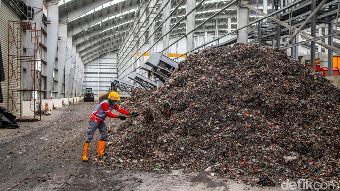 Petugas beraktivitas di fasilitas Refuse Derived Fuel (RDF) Rorotan, Jakarta Utara, Kamis (9/4/2026).