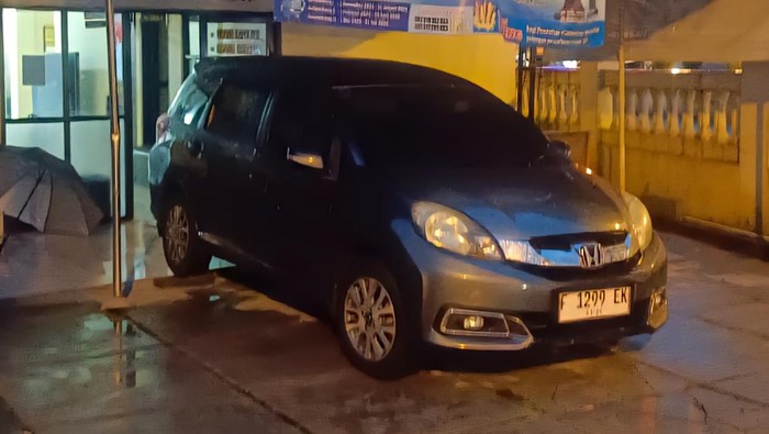 Penampakan mobil tidak bertuan jenis Honda Mobilio dengan nomor polisi F-1299-EK, saat di Mapolsek Wonogiri Kota, Selasa (7/4/2026).