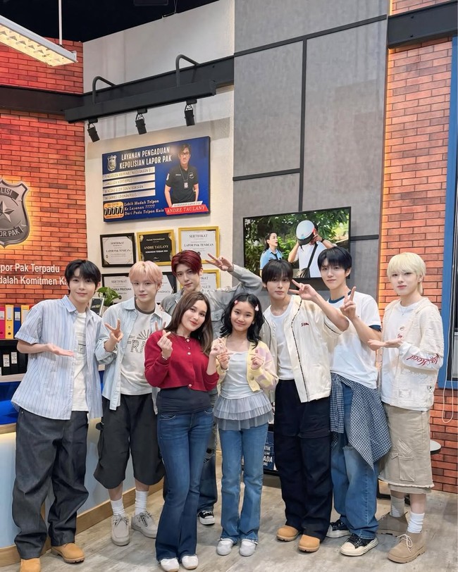 Pedangdut Ayu Ting Ting dan putrinya Bilqis menyambut kedatangan NCT WISH ke Indonesia. Boy group jebolan SM Entertainment itu mampir ke studio program Lapor Pak sebelum menggelar konser di ICE BSD Tangerang minggu ini. Foto: dok. Instagram @ayutingting92