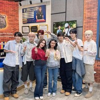 Pedangdut Ayu Ting Ting dan putrinya Bilqis menyambut kedatangan NCT WISH ke Indonesia. Boy group jebolan SM Entertainment itu mampir ke studio program Lapor Pak sebelum menggelar konser di ICE BSD Tangerang minggu ini. Foto: dok. Instagram @ayutingting92