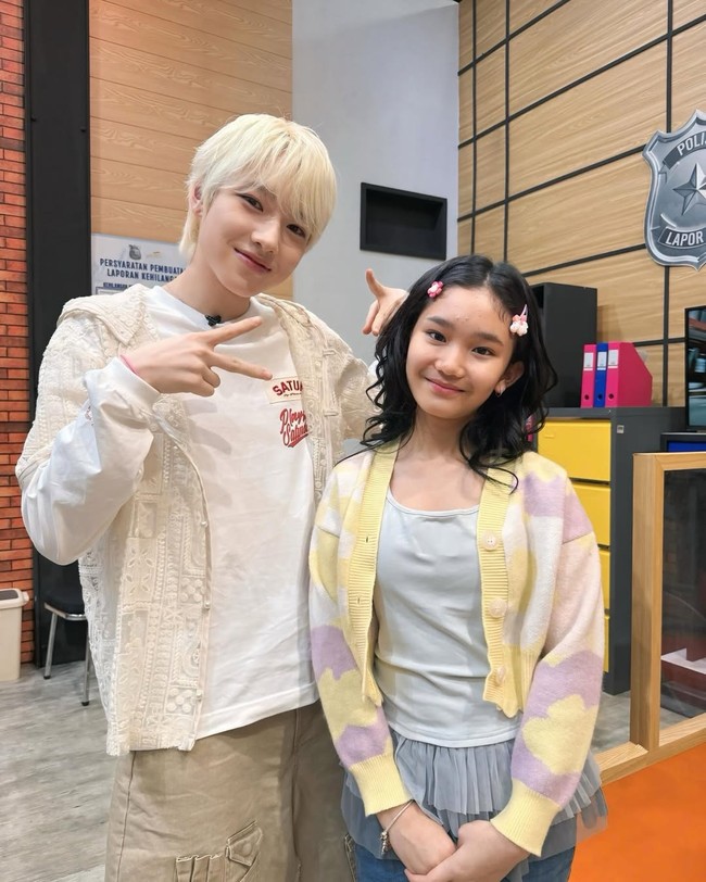 Tak kalah gemas, Ayu Ting Ting membagikan sejumlah foto Bilqis dengan personel favoritnya dari NCT WISH, sang maknae, Sakuya. Foto: dok. Instagram @ayutingting92