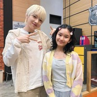 Tak kalah gemas, Ayu Ting Ting membagikan sejumlah foto Bilqis dengan personel favoritnya dari NCT WISH, sang maknae, Sakuya. Foto: dok. Instagram @ayutingting92