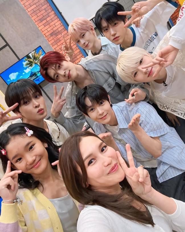 Unggahan Ayu sontak banjir komentar NCTzen yang gempar melihat gebrakan ibu dan anak ini. Pasalnya mereka sering berfoto dan di-notice idol KPop termasuk TREASURE dan J-Hope BTS. Foto: dok. Instagram @ayutingting92