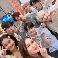 Unggahan Ayu sontak banjir komentar NCTzen yang gempar melihat gebrakan ibu dan anak ini. Pasalnya mereka sering berfoto dan di-notice idol KPop termasuk TREASURE dan J-Hope BTS. Foto: dok. Instagram @ayutingting92