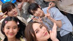 Senengnya NCT WISH Foto Bareng Ayu Ting Ting & Bilqis