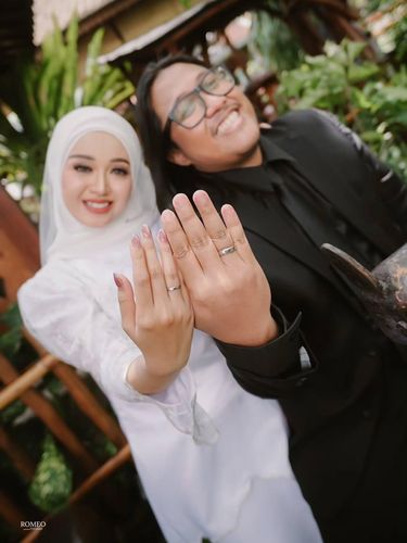 Nikah di KUA Viral pasangan menikah di KUA Bandung dengan persiapan hanya sebulan. Tanpa pesta mewah, mereka pilih acara intim bersama 27 orang demi tabungan masa depan.