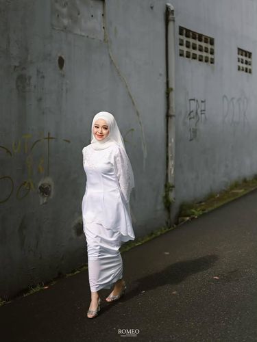 Nikah di KUA Viral pasangan menikah di KUA Bandung dengan persiapan hanya sebulan. Tanpa pesta mewah, mereka pilih acara intim bersama 27 orang demi tabungan masa depan.