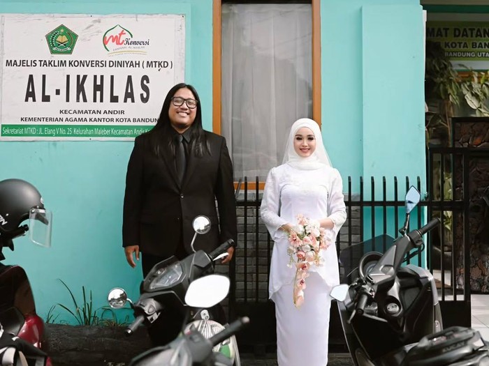 Viral pasangan menikah di KUA Bandung dengan persiapan hanya sebulan. Tanpa pesta mewah, mereka pilih acara intim bersama 27 orang demi tabungan masa depan.