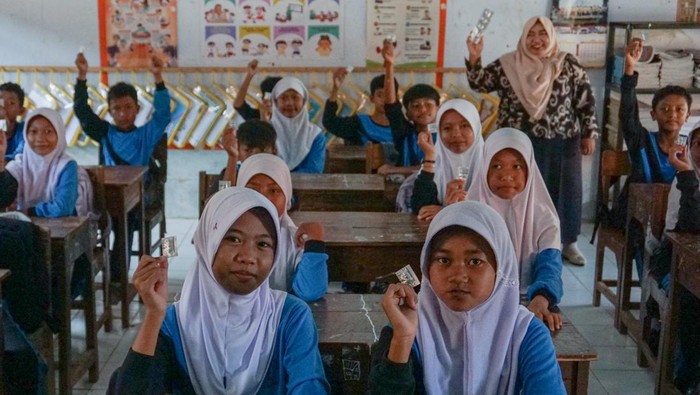 Sejumlah siswa dan siswi menunjukkan obat cacing di SDN Karangasem 05, Kabupaten Batang, Jawa Tengah, Kamis (9/4/2026). Pemerintah setempat melalui Puskesmas Batang II memberikan obat cacing gratis kepada sekitar 3.000 pelajar di 17 sekolah dasar dan madrasah di Kabupaten Batang yang bertujuan menangkal infeksi cacing agar tubuh para murid mampu menyerap gizi makanan secara maksimal untuk mendorong perkembangan kemampuan kognitif dan perbaikan prestasi. ANTARA FOTO/Harviyan Perdana Putra/wsj.