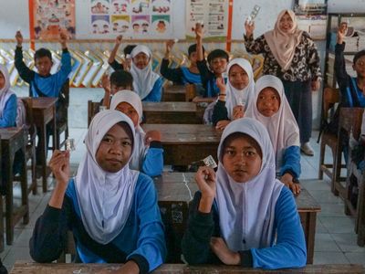 Sejumlah siswa dan siswi menunjukkan obat cacing di SDN Karangasem 05, Kabupaten Batang, Jawa Tengah, Kamis (9/4/2026). Pemerintah setempat melalui Puskesmas Batang II memberikan obat cacing gratis kepada sekitar 3.000 pelajar di 17 sekolah dasar dan