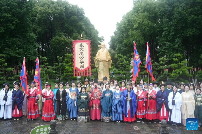 Parade Hanfu yang menandai peringatan 500 tahun kelahiran Zhang Juzheng di pemakaman Zhang Juzheng di Jingzhou, Provinsi Hubei,