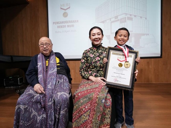 (Ki-ka) Pendiri MURI, Jaya Suprana, dan Direktur Utama MURI, Aylawati Sarwono bersama dengan Parama Hansa Abhipraya.