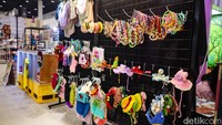 Tak hanya berbelanja, pengunjung juga dapat berinteraksi langsung dengan berbagai jenis hewan peliharaan.