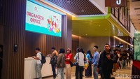 Mereka memadati area pameran dan mengantre di loket untuk dapat masuk dan menikmati berbagai aktivitas yang disuguhkan.