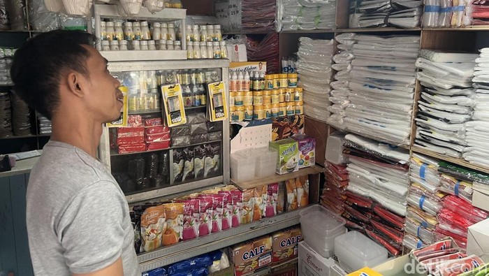 Pedagang di Jaksel curhat harga plastik naik. (Adhfar Aulia Syuhada/detikcom)