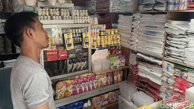 Pedagang di Jaksel curhat harga plastik naik. (Adhfar Aulia Syuhada/detikcom)