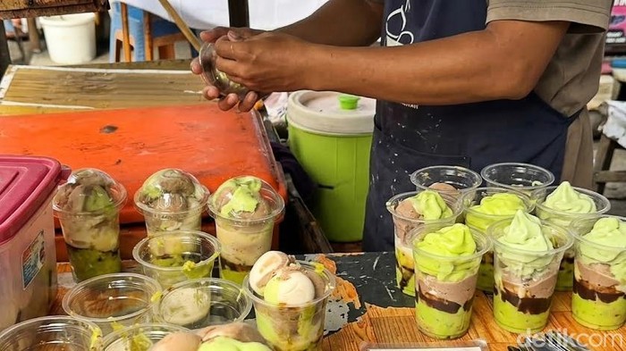 Pedagang yang menjual es pokat kocok (Olivia Andrea/detikSumut)