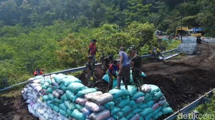 Pembangunan jembatan menuju air terjun Madakaripura