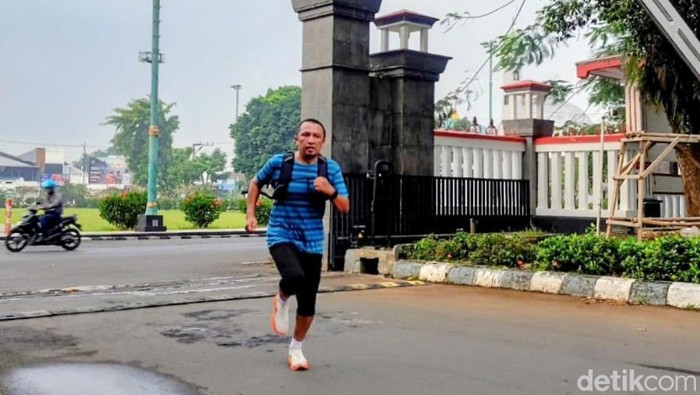 ASN Setda Banyumas, Bambang Agus Setiyawan berangkat kantor ke lingkungan Pemkab Banyumas dengan berlari dari rumahnya yang jarak 8 km, Kamis (9/4/2026).