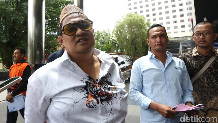 Pengusaha tembakau asal Madura, Khairul Umam alias Haji Her, memenuhi panggilan pemeriksaan di Gedung Merah Putih Komisi Pemberantasan Korupsi (KPK), Jakarta, Kamis (9/4/2026). Ia diperiksa sebagai saksi dalam kasus dugaan suap terkait importasi barang di Direktorat Jenderal Bea dan Cukai (DJBC) Kementerian Keuangan.