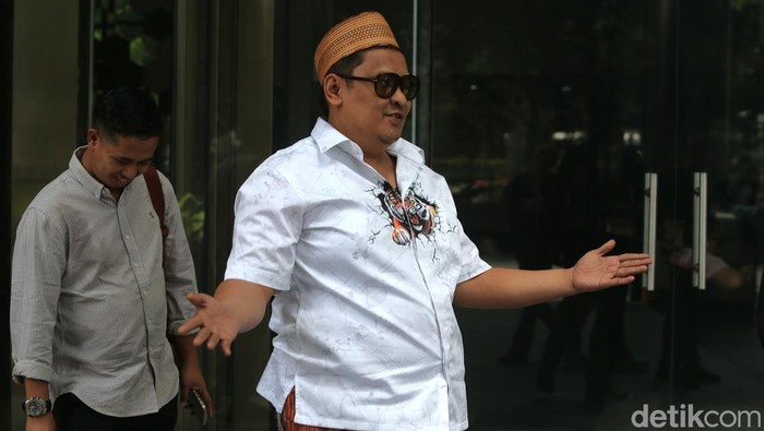 Pengusaha tembakau asal Madura, Khairul Umam alias Haji Her, memenuhi panggilan pemeriksaan di Gedung Merah Putih Komisi Pemberantasan Korupsi (KPK), Jakarta, Kamis (9/4/2026). Ia diperiksa sebagai saksi dalam kasus dugaan suap terkait importasi barang di Direktorat Jenderal Bea dan Cukai (DJBC) Kementerian Keuangan.