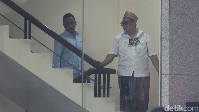 Pengusaha tembakau asal Madura, Khairul Umam alias Haji Her, memenuhi panggilan pemeriksaan di Gedung Merah Putih Komisi Pemberantasan Korupsi (KPK), Jakarta, Kamis (9/4/2026). Ia diperiksa sebagai saksi dalam kasus dugaan suap terkait importasi barang di Direktorat Jenderal Bea dan Cukai (DJBC) Kementerian Keuangan.