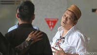 Haji Her tiba dengan mengenakan sarung dan peci. Kepada awak media, ia membantah menerima fasilitas dari pihak Bea dan Cukai serta mengaku tidak mengenal pihak-pihak yang terlibat dalam perkara tersebut.